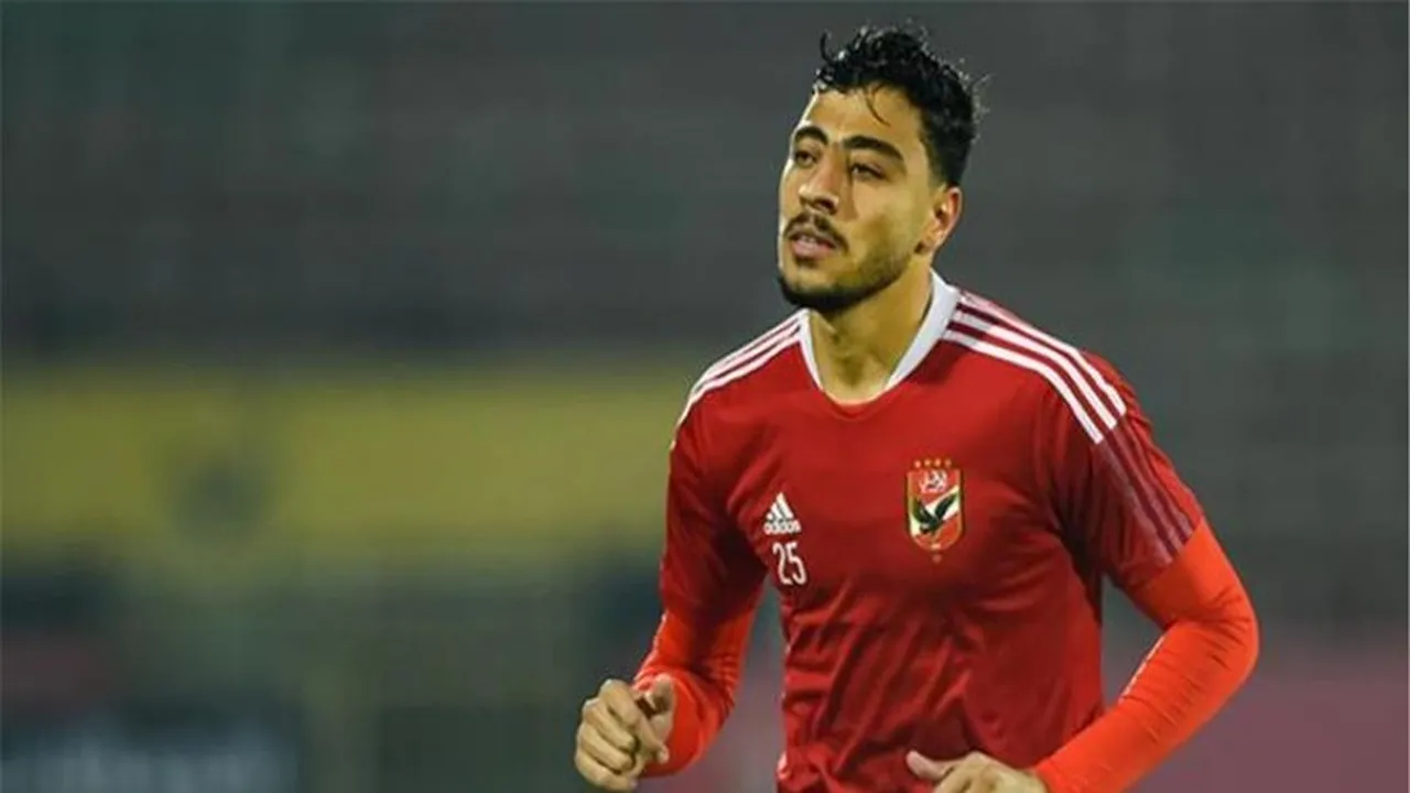 أكرم توفيق يحدد وجهته القادمة بعد مكالمة «عبد الحفيظ».. ورئيس الزمالك الشرفي يشعل الصفقة.